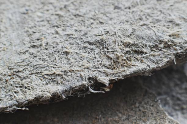 Asbest er ikke sådan lige til at se, oftest vil det være blandet sammen med andre materialer for at give bedre mulighed for at det kan vikles rundt om varmerør som isolering.