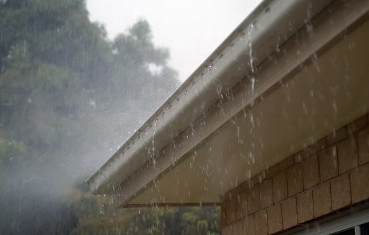 Regnvand der løber over, kan forsøge stor skade på dit fundament, og har dit hus kælder, så kan vandet nemt komme ind i kælderen.